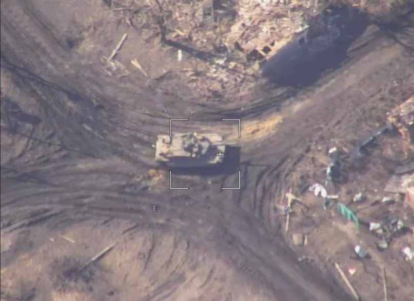 Samotny czołg Abrams śledzony przez rosyjski dron rozpoznawczy Zala-421.
