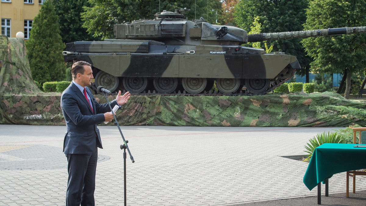 Muzeum Wojsk Lądowych w Bydgoszczy wzbogaciło swoją kolekcję o brytyjski czołg Chieftain Mk. 11. Muzeum Broni Pancernej w Bovington otrzymało w zamian od bydgoskiej placówki T-72. - Te czołgi mogły się spotkać w bitwie - mówił w Bydgoszczy szef MSZ Radosław Sikorski. Minister mówił również o bezpieczeństwie naszego regionu Europy.