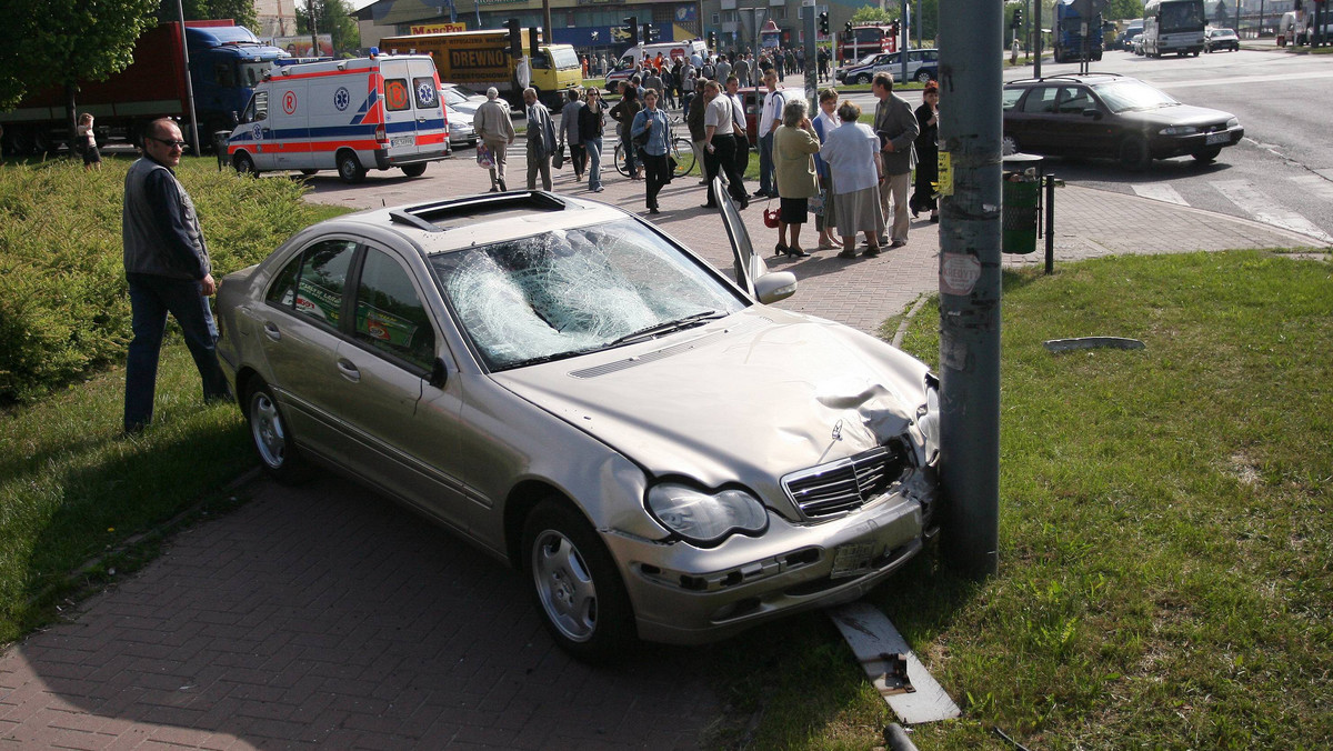 Siedem lat temu w Częstochowie mężczyzna potrącił na przejściu dla pieszych trzy osoby, jedną z nich śmiertelnie. Kierujący samochodem Waldemar M., został oczyszczony z zarzutów z powodu udaru mózgu. Jednakże, łódzcy lekarze z Wojewódzkiego Ośrodka Medycyny Pracy orzekli, że pacjent jest zupełnie zdrowy - informuje gazeta.pl.