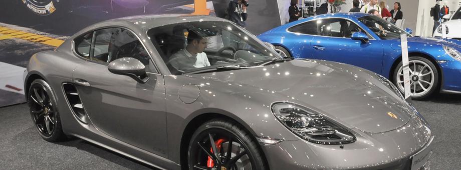 Polska firma Carsmile wprowadziła do swojej oferty możliwość abonamentowego wynajmu luksusowych, sportowych samochodów Porsche. Dostępnych jest kilka modeli. 