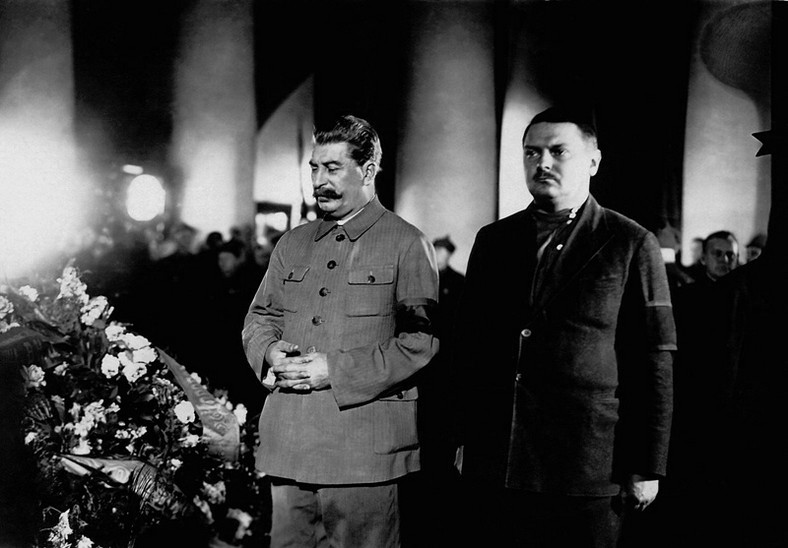 Stalin i twórca żdanowszczyzny na pogrzebie Kirowa w 1934 roku
