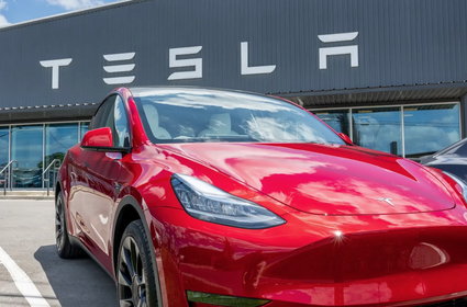 Tesla płaci od 18 do 48 dol. za każdą godzinę spędzoną za kierownicą elektryków