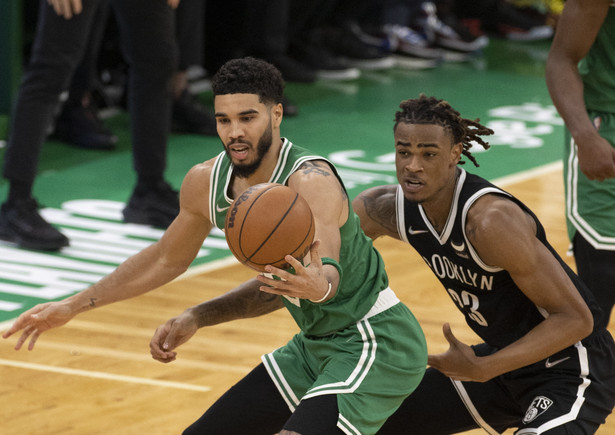 Koszykarz Boston Celtics Jayson Tatum (L) i zawodnik Brooklyn Nets Nic Claxton (P)