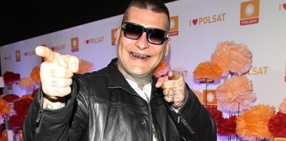 Popek wpłaca ZUS-owi 65 tys. zł... w gotówce. Jest film!