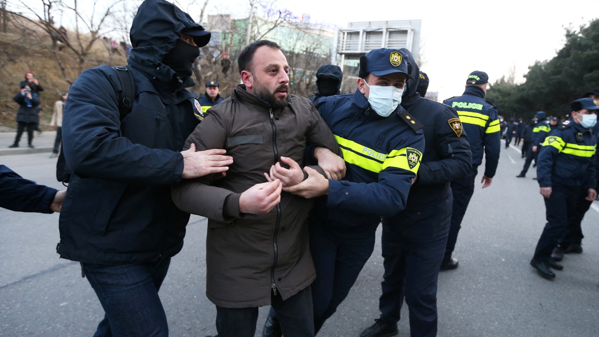 Policajti berú protestujúceho počas protivládnych demonštrácií v gruzínskom Tbilisi, 2. februára 2025