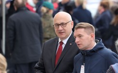 'Haratnij sobie w gałę, w trakcie terapii unikaj Wałęsy'. Osobliwy komentarz Brudzińskiego po wystąpieniu Schetyny