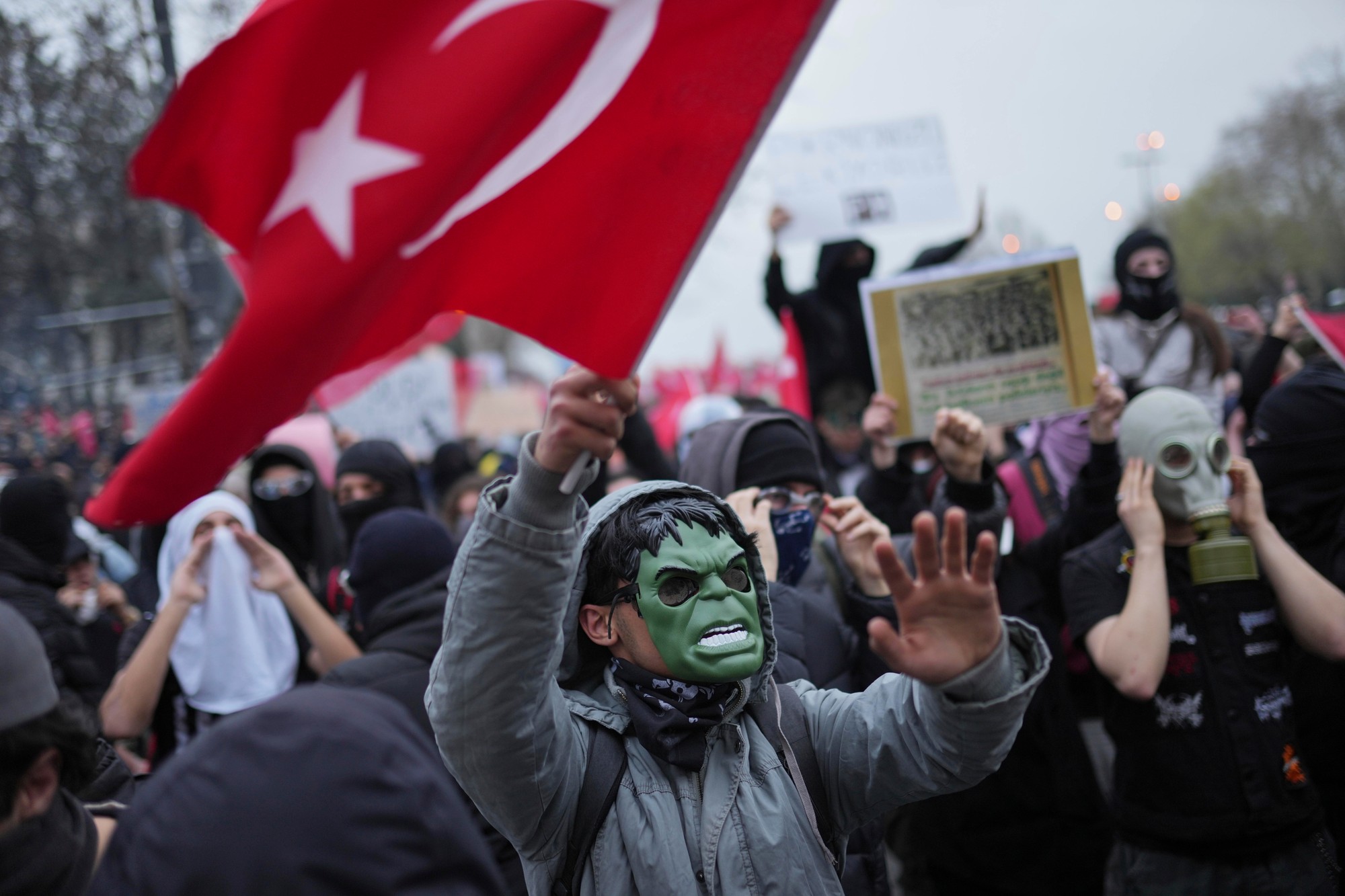 Tisíce Turkov vyšli do ulíc protestovať proti zadržaniu starostu Istanbulu.