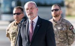 Książka "Macierewicz i jego tajemnice" zirytowała szefa MON. Składa zawiadomienie do prokuratury