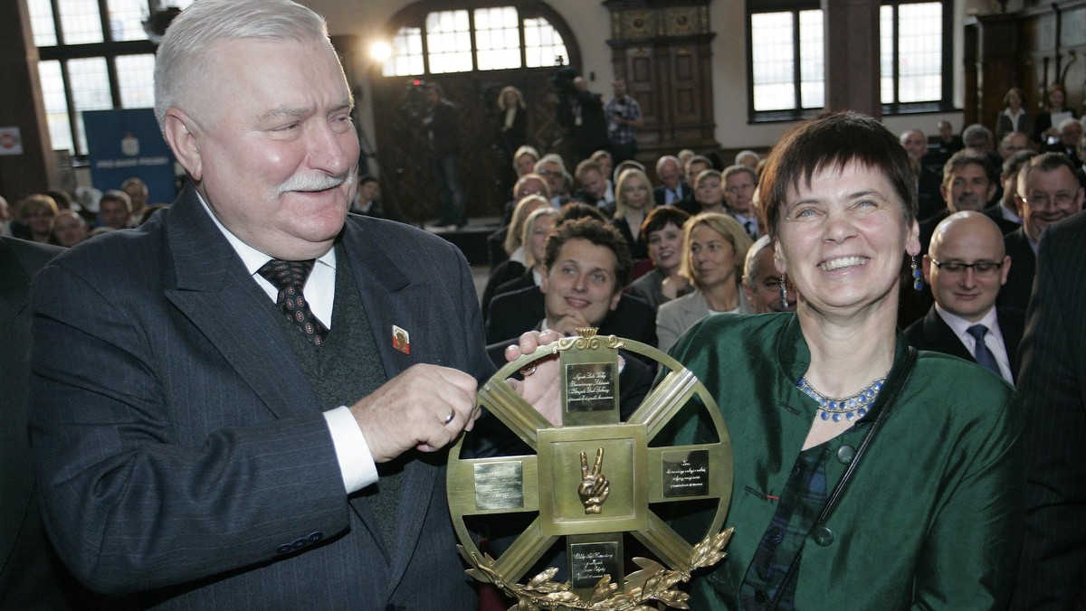 Lech Wałęsa, Janina Ochojska