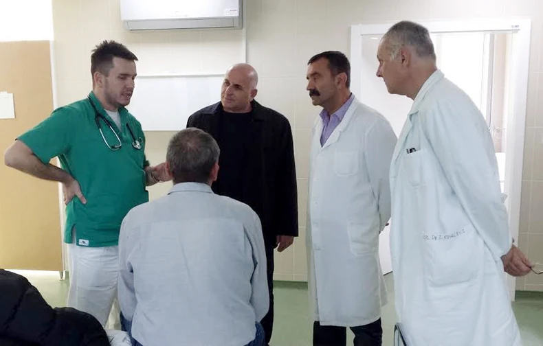 Dr Jovanović sa gradonačelnikom i direktorom bolnice obilazi odeljenja