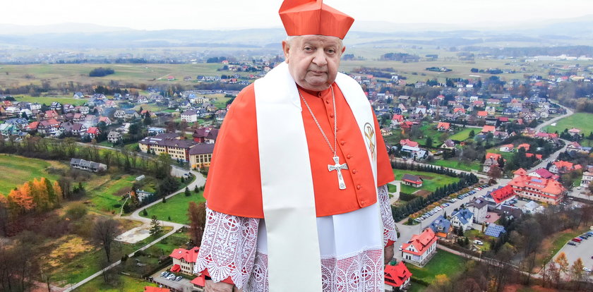 Wieś Dziwisza podzielona. Mieszkańcy Raby Wyżnej spierają się o chorwackie wakacje kardynała