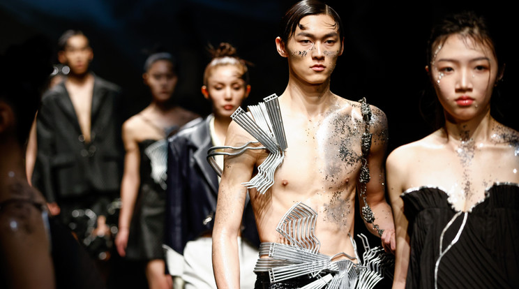 A modellek a Thee.Them alkotásait mutatják be a China Fashion Week-en / Fotó: MTI / EPA / MARK R. CRISTINO