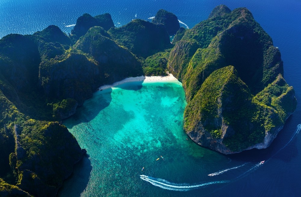 Slávna zátorka Maya Bay na ostrove Koh Phi Phi, Thajsko
