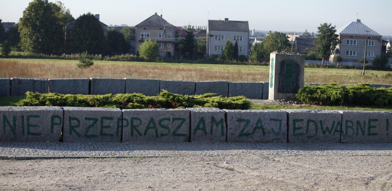 Jedwabne, 01.09.2011. Nieznani sprawcy zniszczyli pomnik upamiętniający mord dokonany w 1941 r. na Żydach przez ich polskich sąsiadów. Swastyki i symbole SS były wymalowane na pomniku oraz na ogrodzeniu z kamiennych bloków, na którym ktoś napisał "Byli łatwopalni".