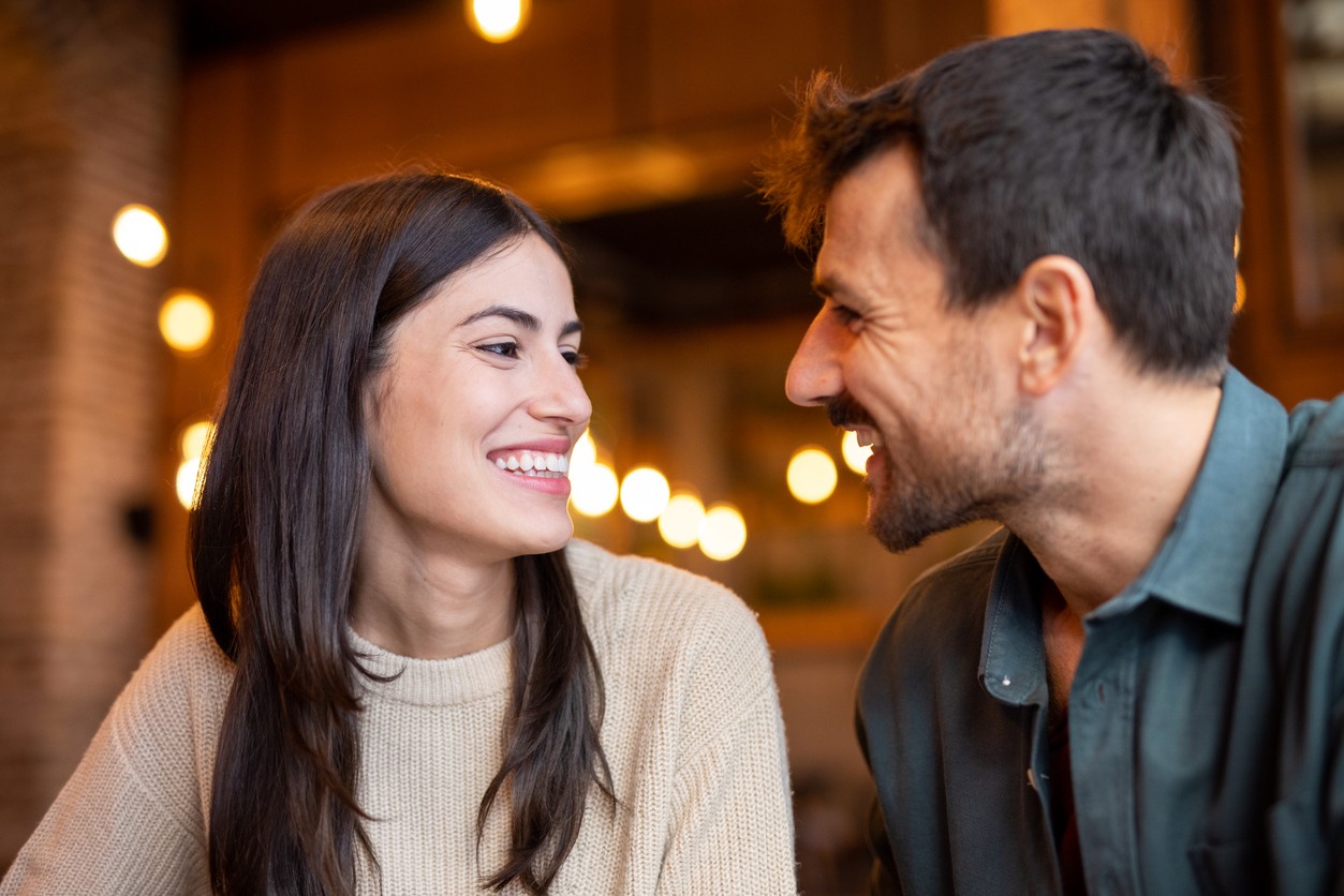 Zvádzanie nie je len flirt – je to hra moci, ktorá sa odohráva medzi dvomi ľuďmi. 