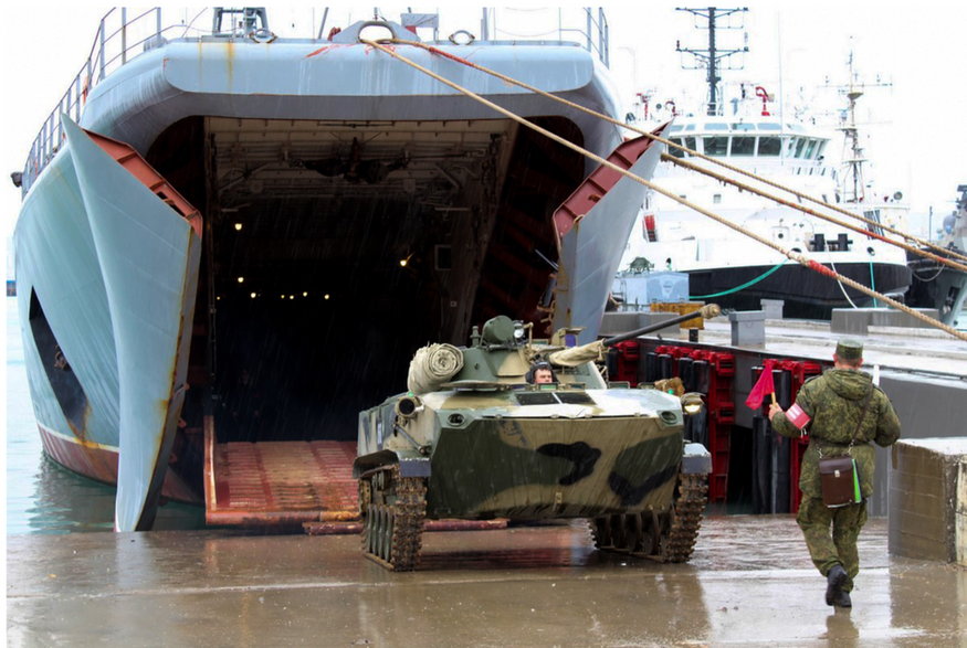 Załadunek pojazdu pancernego BMD-2M na pokład okrętu “Cezar Kunikow”.