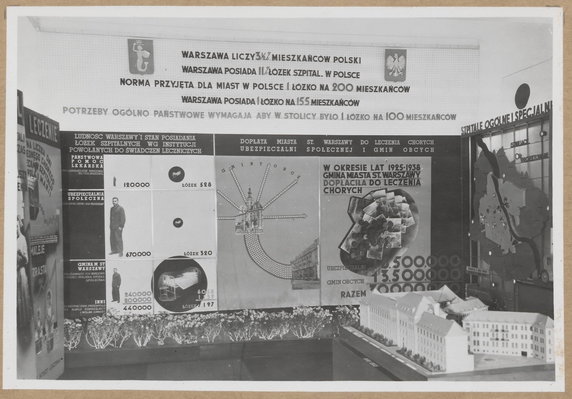 Muzeum Narodowe w Warszawie. Wystawa "Warszawa wczoraj, dziś, jutro" (13 X 1938 - 30 IV 1939). Sala 15. "Szpitalnictwo" - fragment ekspozycji