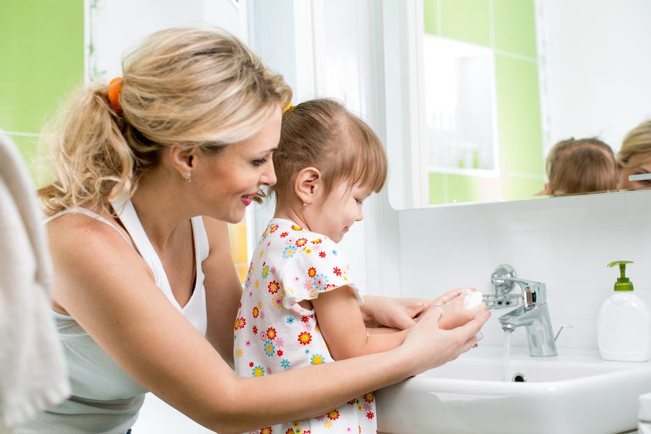 A szülők mindkettővel
hozzájárulhatnak ahhoz,
hogy a gyerekek idővel
maguk is komolyan vegyék
a kézmosás fontosságát/Fotó:Shutterstock