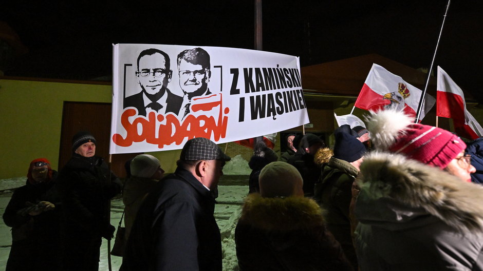 Uczestnicy manifestacji przed Aresztem Śledczym w Radomiu. W placówce przebywa Mariusz Kamiński (14 stycznia)