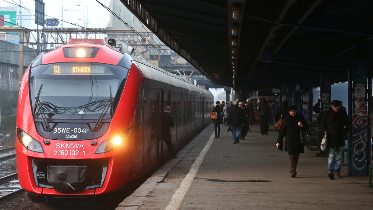 Stracił przytomność, w pociągu był defibrylator. Akcja ratunkowa na peronie