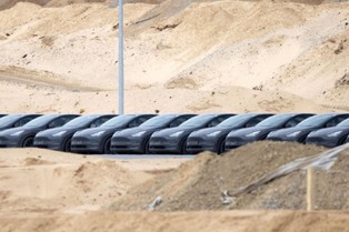 Tesla zostawia niższą półkę aut elektrycznych tradycyjnym producentom samochodów