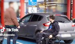 Niepełnosprawny tiktoker upomniał na parkingu kierowcę. Jego reakcja zaskakuje