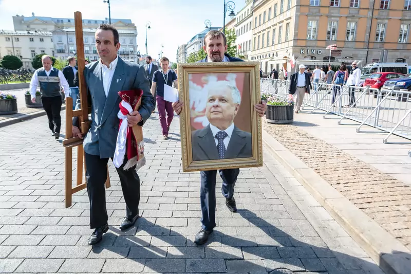 Mężczyzna z portretem Lecha Kaczyńskiego