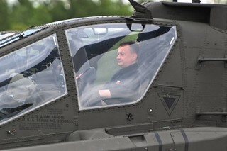 Szef MON: Na początku sierpnia pierwsi polscy piloci rozpoczną szkolenia na śmigłowcach Apache