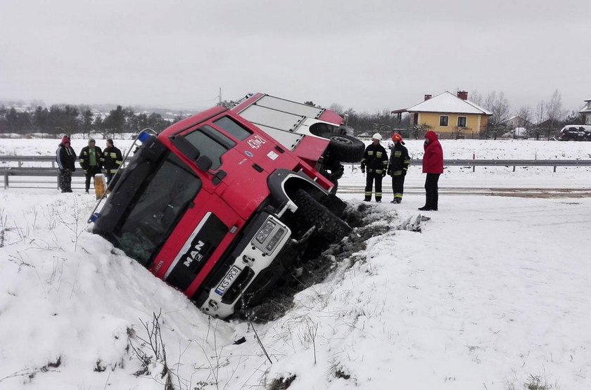 Strażacy zmiażdżyli volkswagena