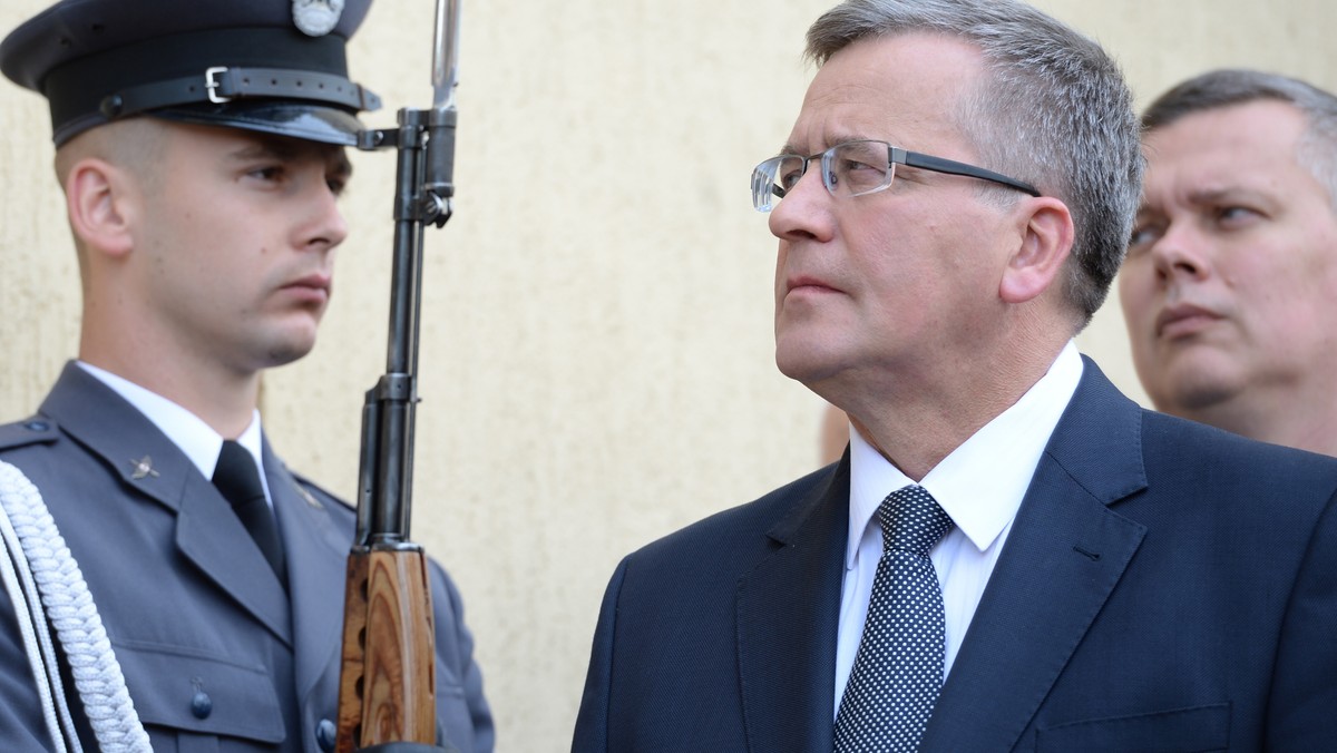 Prezydent Bronisław Komorowski odsłonił w czwartek w Warszawie tablicę upamiętniającą żołnierzy lotnictwa, którzy w czasach stalinizmu byli represjonowani przez służby Informacji Wojskowej. - Zapłacili najwyższą cenę za niezależność myślenia - mówił Komorowski.