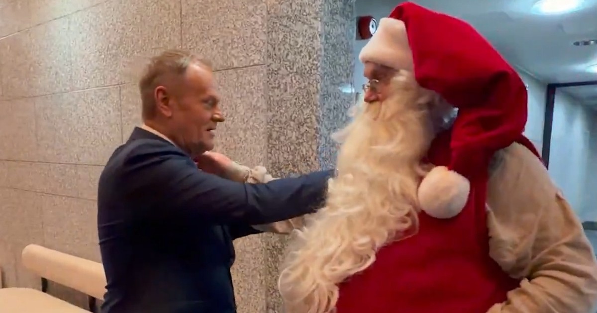 Tusk spotkał... Świętego Mikołaja. Dopytywał go o jedną rzecz