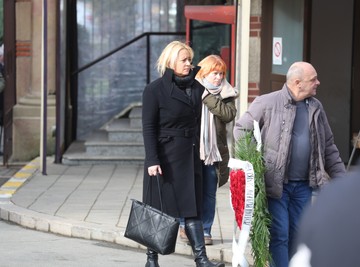 SAHRANA SENKE VELETANLIĆ:  Porodica i prijatelji ispraćaju divu na večni počinak, sestra Bisera stigla među prvima, sin Vasil slomljen od bola