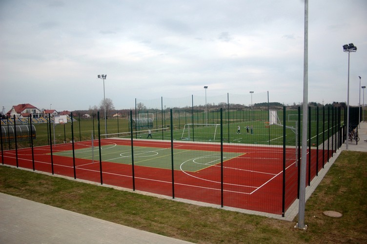 Wiele osób narzeka na sąsiedztwo obiektów sportowych. Oprócz takich oczywistości jak Stadion Narodowy, który sąsiadom utrudnia życie w czasie koncertów, meczów i innych dużych imprez, okazuje się, że problemem może być nawet niewielki orlik. W ciągu kilku lat wybudowano w Polsce ponad 1,5 tys. takich obiektów, do tego dochodzą boiska przyszkolne. Okazuje się, że problemem dla mieszkańców, których działki bezpośrednio przylegają do boiska, są m.in. wpadająca do ogródka piłka, reflektory świecące w okna lub na taras oraz sam hałas związany z uprawianiem sportu. Fot.: Radosław Drożdżewski, Wikimedia Commons
