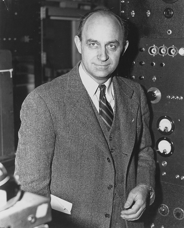Chociaż Enrico Fermi pojawia się w filmie Nolana tylko na chwilę, to jego cień unosił się nad całym Projektem Manhattan.