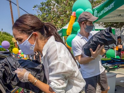Meghan Markle és Harry herceg tanszereket osztogattak Los Angeles-ben rászoruló gyerekeknek