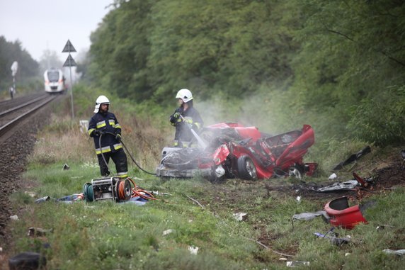 Wypadek na przejeździe kolejowym. Auto wjechało wprost pod pociąg