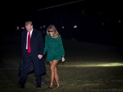 "Pierwsza dama nie powinna paradować z gołą pupą". Melania Trump zgorszyła internautów stylizacją. FOTO