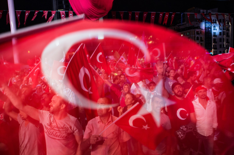 Stan wyjątkowy trwał dwa lata, został wprowadzony po próbie obalenia Erdogana