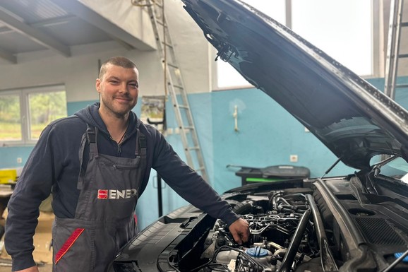 Jedna greška može skupo da vas košta, zato pamet u glavu! Mehaničar Željko pred sezonu godišnjih odmora ima pune ruke posla: Vozači proveravaju sve (FOTO)