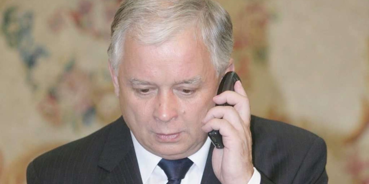 Lech Kaczyński z komórką