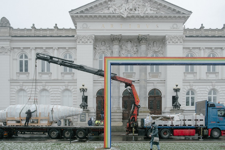 Głośna rzeźba Romana Stańczaka stanęła w Zachęcie