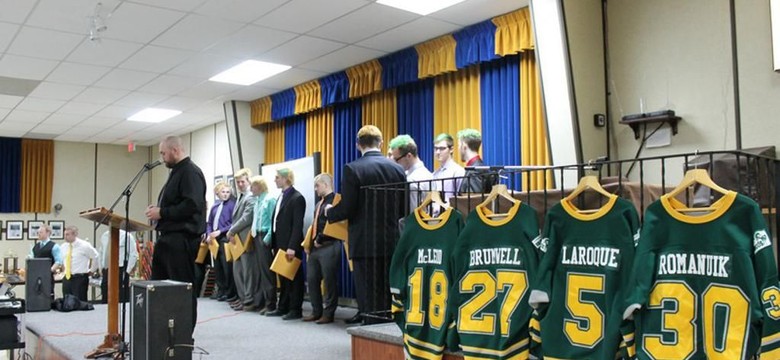 Kanadyjczycy wystawiają przed domami hokejowe kije. Chcą w ten sposób uczcić pamięć zawodników Humboldt Broncos