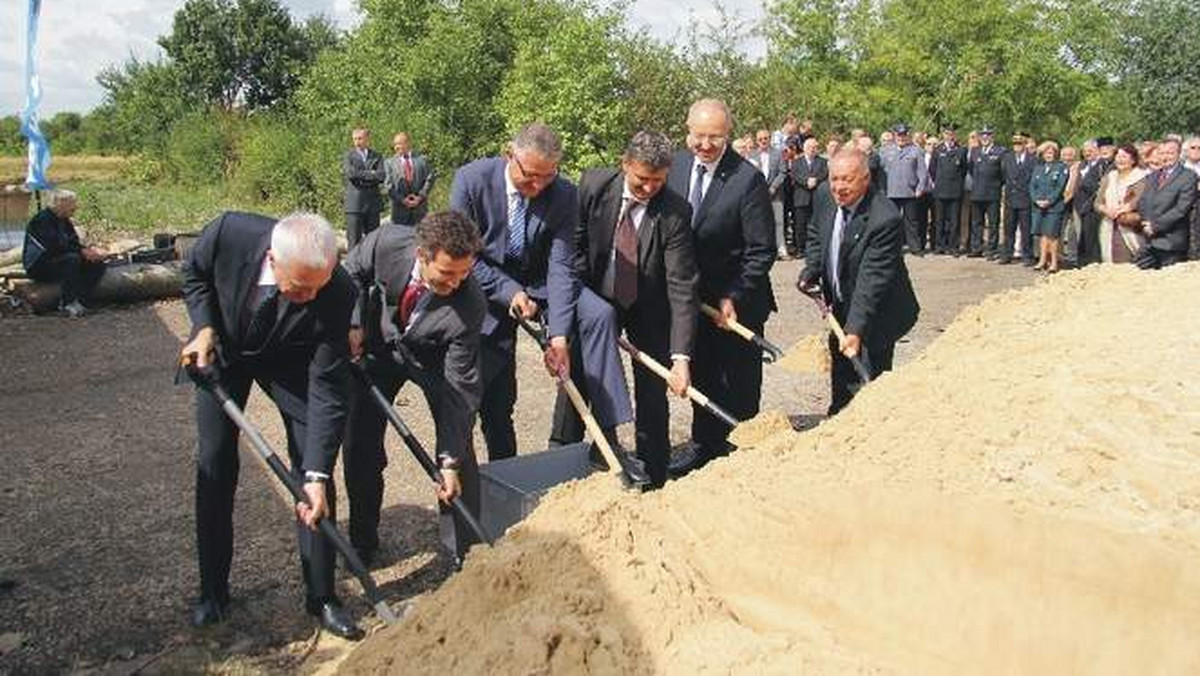 Uroczystym wbiciem łopaty oficjalnie rozpoczęła się wczoraj budowa drugiej drogi obwodowej w Przemyślu. Faktycznie prace w terenie trwają już od ponad tygodnia.