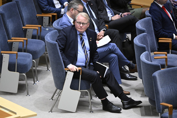 Szwedzki minister obrony Peter Hultqvist podczas debaty nad przystąpieniem do NATO