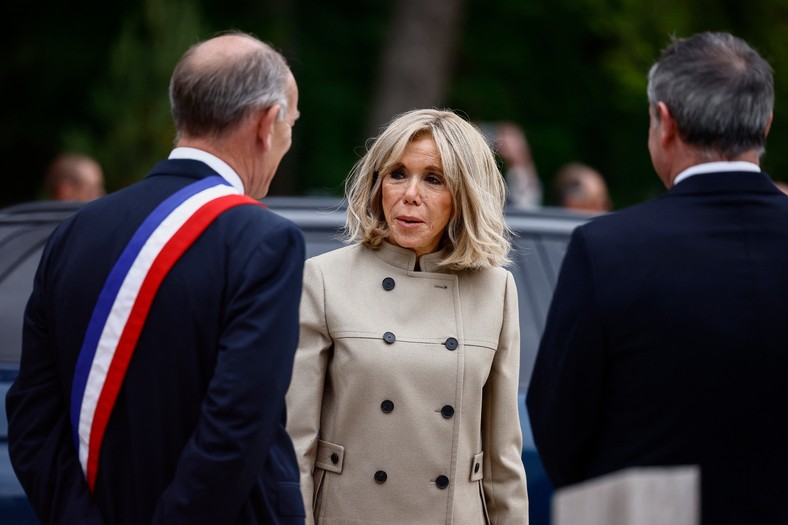 Żona prezydenta Brigitte Macron przed lokalem wyborczym w Le Touquet-Paris-Plage w północnej Francji