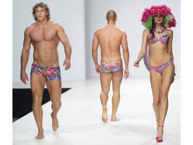Kwiatowe wzory w modzie plażowej – kostiumy kąpielowe na sezon wiosna-lato 2012