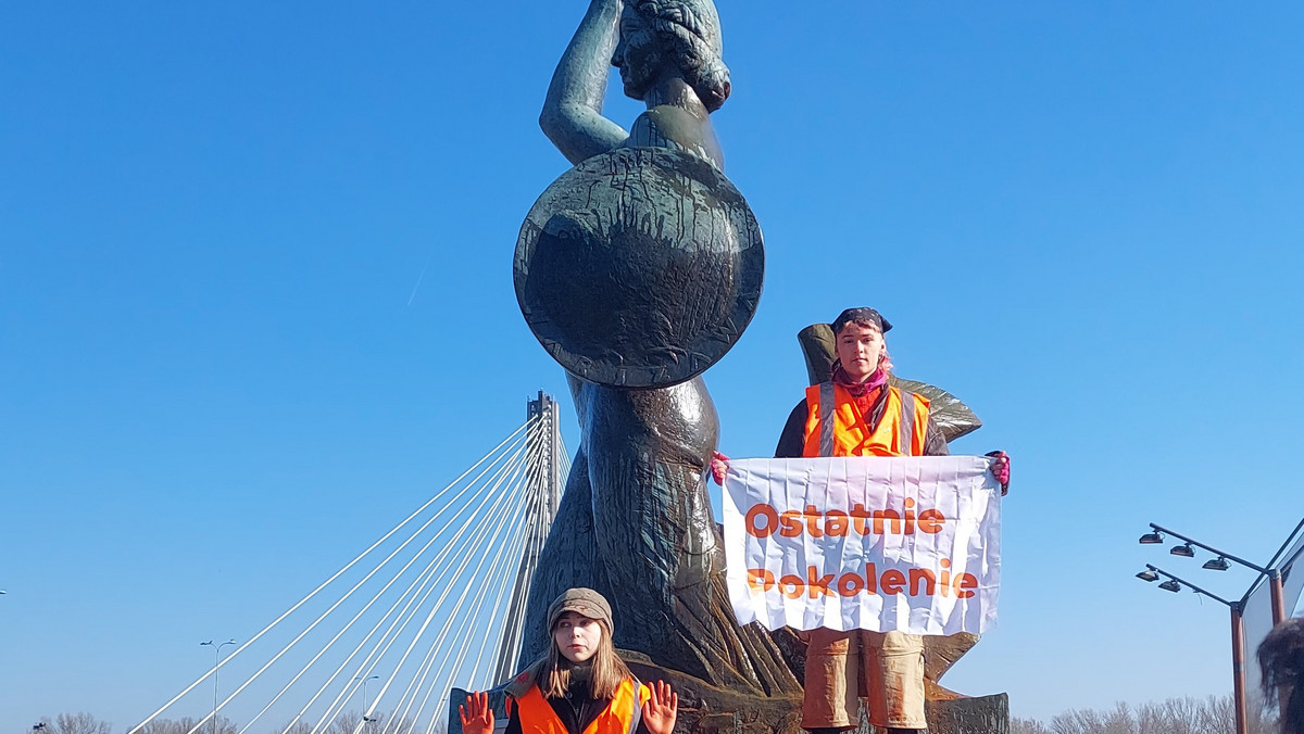 Protest aktywistów klimatycznych w Warszawie. Oblali farbą jeden z pomników