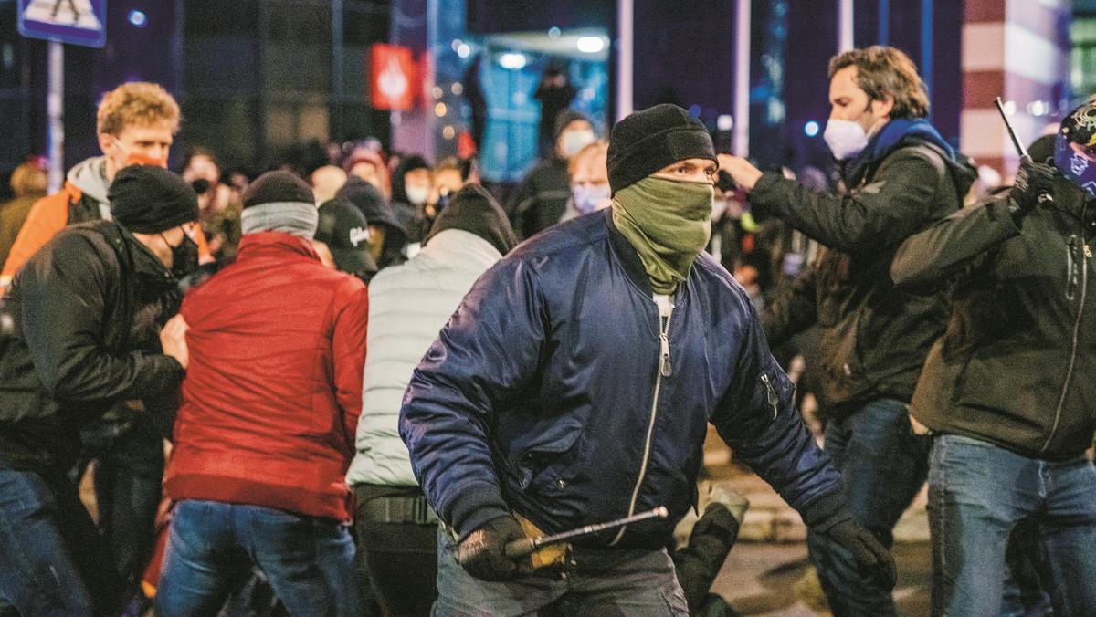 Atak policjantów po cywilnemu na uczestników protestów przeciw decyzji Trybunału Julii Przyłębskiej, Warszawa, 18 listopada 2020 r.