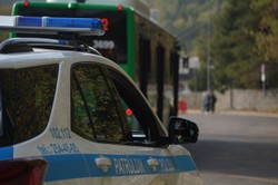 Uzbrojony mężczyzna wziął zakładników w banku. Jego żądania zaskakują