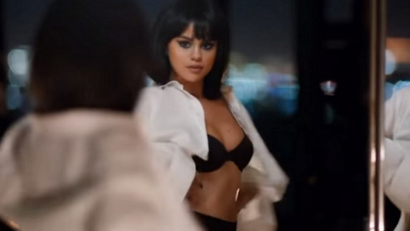 Swój nowy teledysk Selena Gomez zapowiada bardzo zmysłowym filmikiem. Widzimy w nim gwiazdę w samej bieliźnie i szpilkach przechadzającą się po domu, garderobie czy leżącą na wielkim łóżku. Sielankę przerywa przyjazd policji.